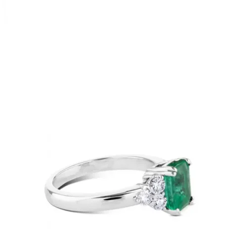 Sortija de oro blanco con esmeralda central y 6 diamantes laterales