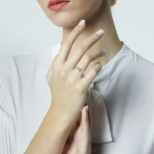 Sortija de oro blanco con roseta de diamantes en engaste invisible