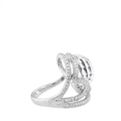 Sortija de oro blanco con cuarzo blanco y pavé de diamantes