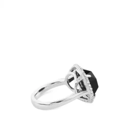 Sortija de oro blanco con onix oval y orla de pavé de diamantes