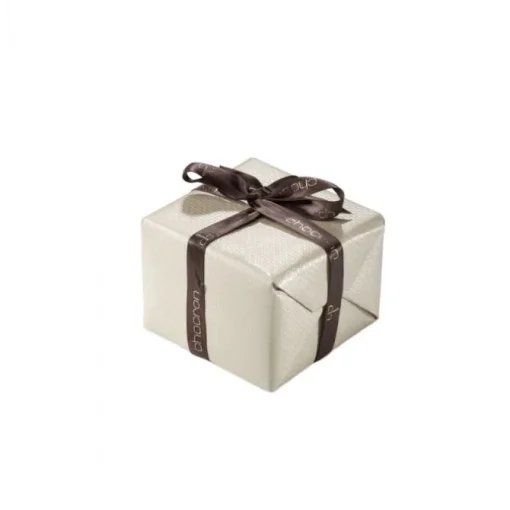 Sortija de oro blanco con onix oval y orla de pavé de diamantes