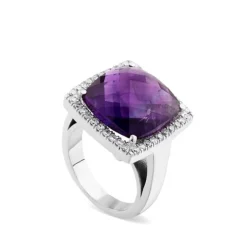 Sortija de oro blanco cuadrada con amatista y pavé de diamantes