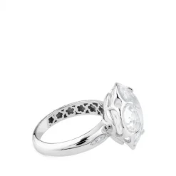 Sortija de oro blanco línea Bon Ton de Pasquale Bruni con cuarzo blanco y laterales con pavé de diamantes
