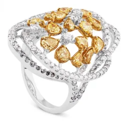 Sortija fantasía de oro blanco con pavé de diamantes y diamantes fancy