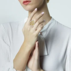 Sortija fantasía de oro blanco con pavé de diamantes y diamantes fancy