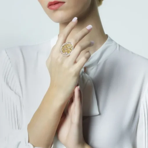 Sortija fantasía de oro blanco con pavé de diamantes y diamantes fancy