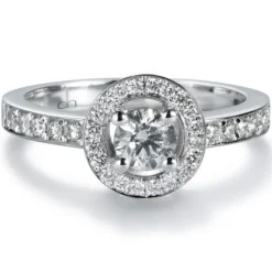 Sortija "María Valentina" de oro blanco con diamante central en 4 garras de 0.32 quilates, orla y montura de diamantes