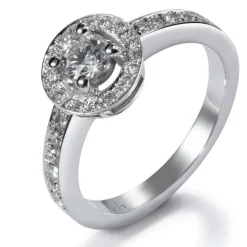 Sortija "María Valentina" de oro blanco con diamante central en 4 garras de 0.32 quilates, orla y montura de diamantes