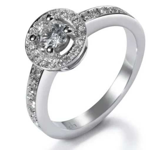 Sortija "María Valentina" de oro blanco con diamante central en 4 garras de 0.32 quilates, orla y montura de diamantes