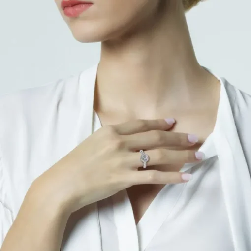 Sortija "María Valentina" de oro blanco con diamante central en 4 garras de 0.32 quilates, orla y montura de diamantes
