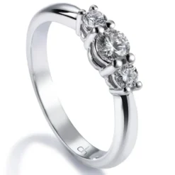 Sortija tresillo "Constanza" de oro blanco y diamantes