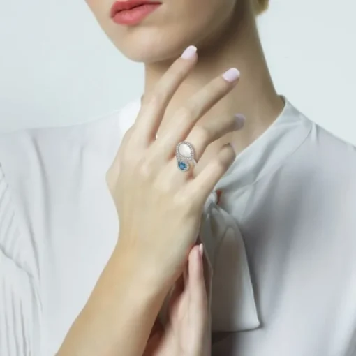 Sortija "tu y yo" de oro blanco con nácar, topacio azul y diamantes