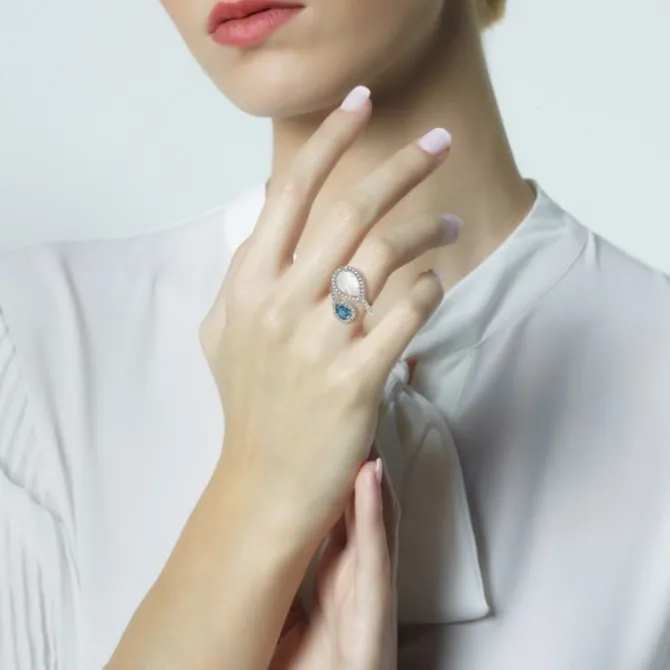 Sortija "tu y yo" de oro blanco con nácar, topacio azul y diamantes