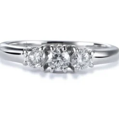 Tresillo de oro blanco con diamantes en garra